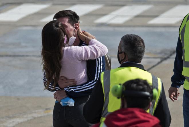 Messi y Antonella, juntos en el aeropuerto