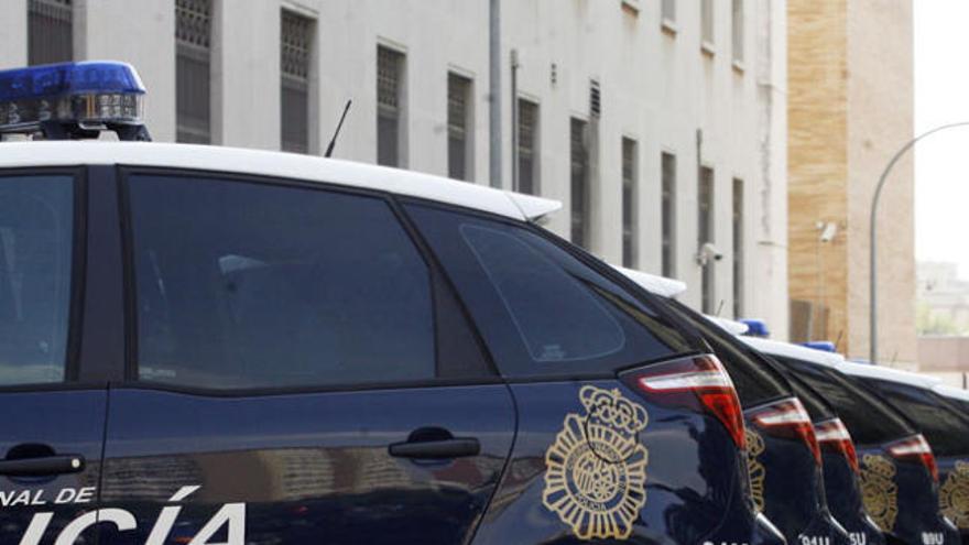 Vehículos policiales en la Comisaría Provincial.