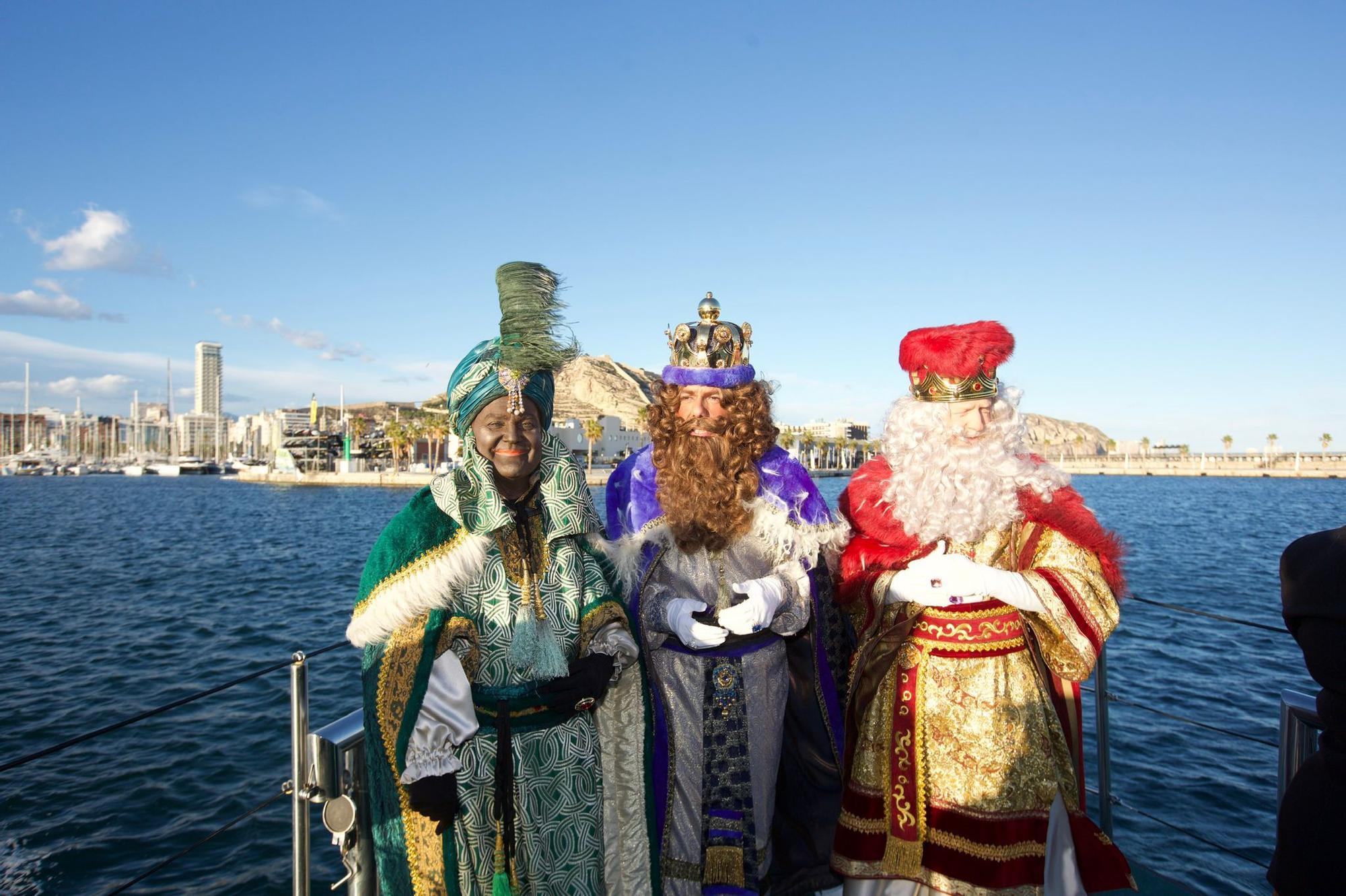 Gran expectación en Alicante para ver a los Reyes Magos