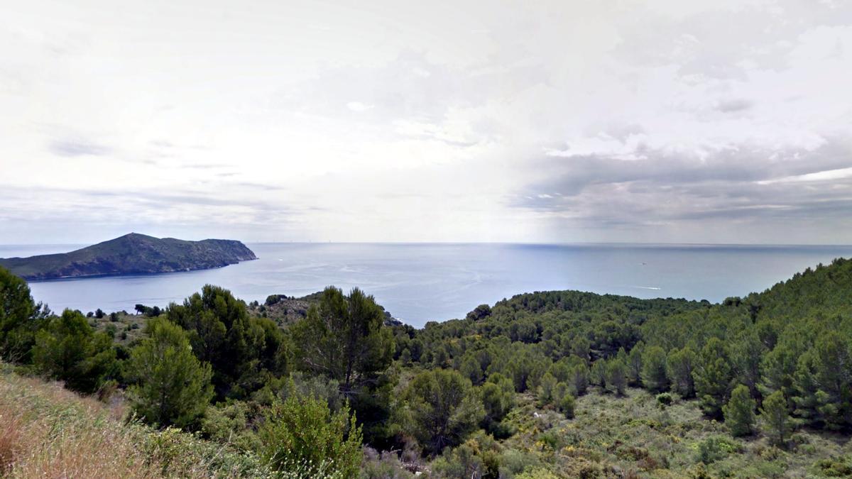 Recreació del parc eòlic marí que projecta l&#039;enginyeria basca Saitec vist des de la carretera de cala Montjoi a Roses, on els aerogeneradors estaran a 18 quilòmetres de distància