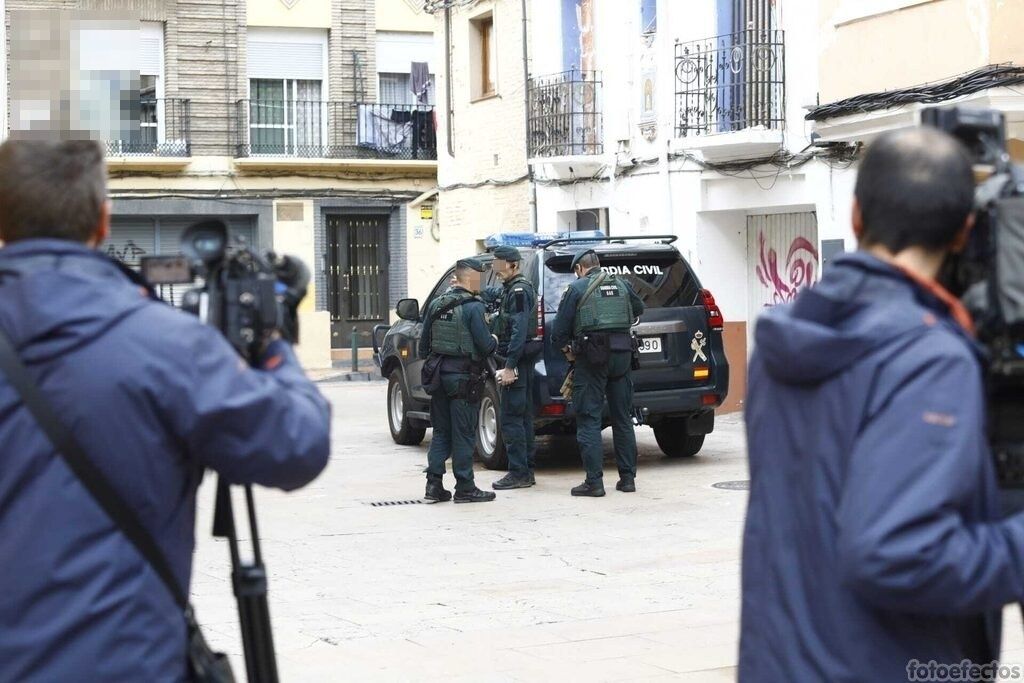 FOTOGALERÍA | El Grupo Antiterrorista de la Guardia Civil registra un piso en el barrio de la Magdalena de Zaragoza
