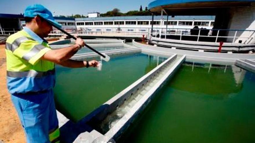 Sanz achaca la subida del agua a la «irresponsabilidad» del anterior gobierno
