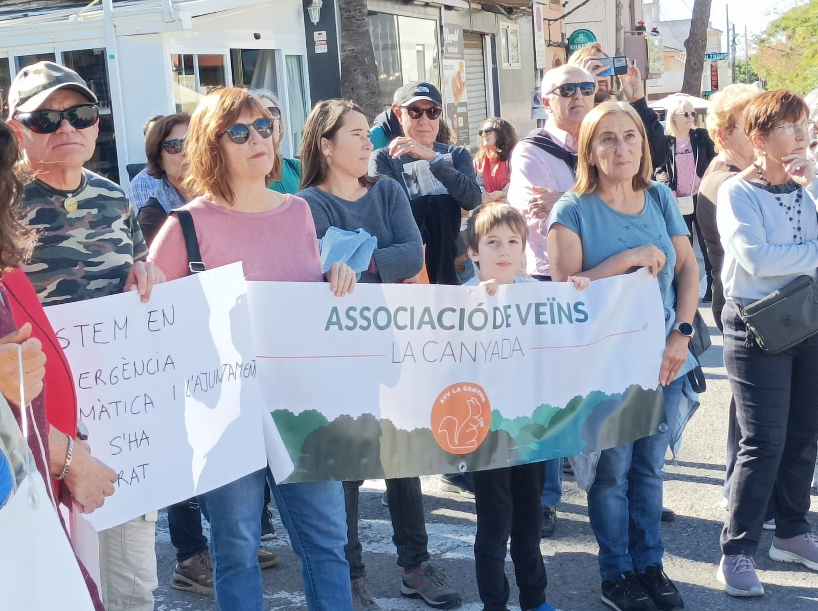 Manifestación por unas aceras accesibles en La Canyada