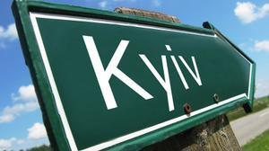 Cartel de la ciudad de Kiev, en la versión oficial ucraniana de su nombre en alfabeto latino.