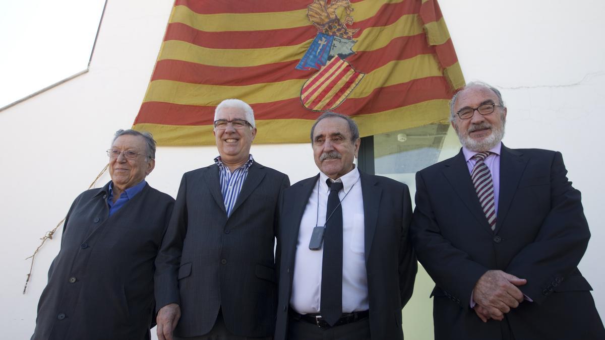 Acto de 2014 en el que Albiñana dona la &#039;senyera&#039; que ondeó en el Palau de la Generalitat durante 1979.