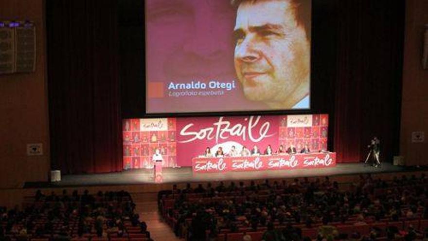 Otegi dice que Sortu nace &quot;en un estadio en el que aún sigue vigente la violencia de los Estados&quot;