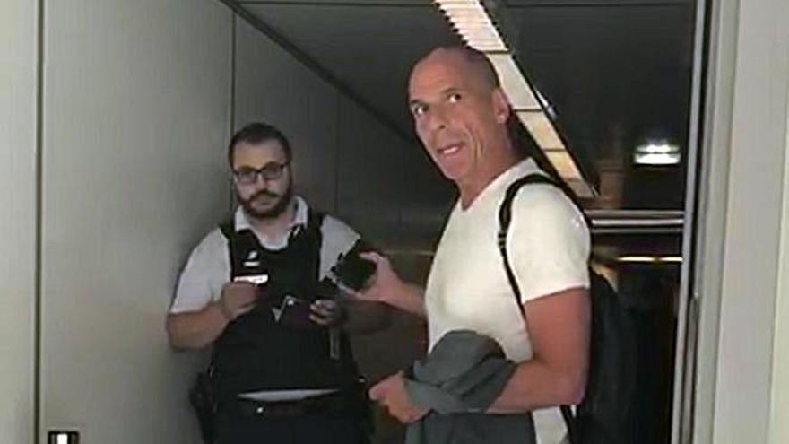 Varoufakis exige una disculpa a la policía francesa por el incidente en el aeropuerto