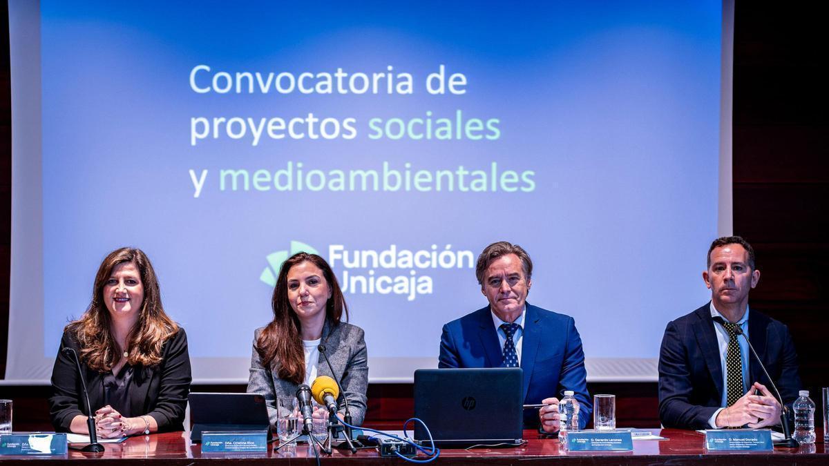 Responsables de Fundación Unicaja durante el acto de presentación de los proyectos sociales y medioambientales seleccionados en la nueva convocatoria de la institución, celebrado en el Centro Cultural Fundación Unicaja de Cádiz.
