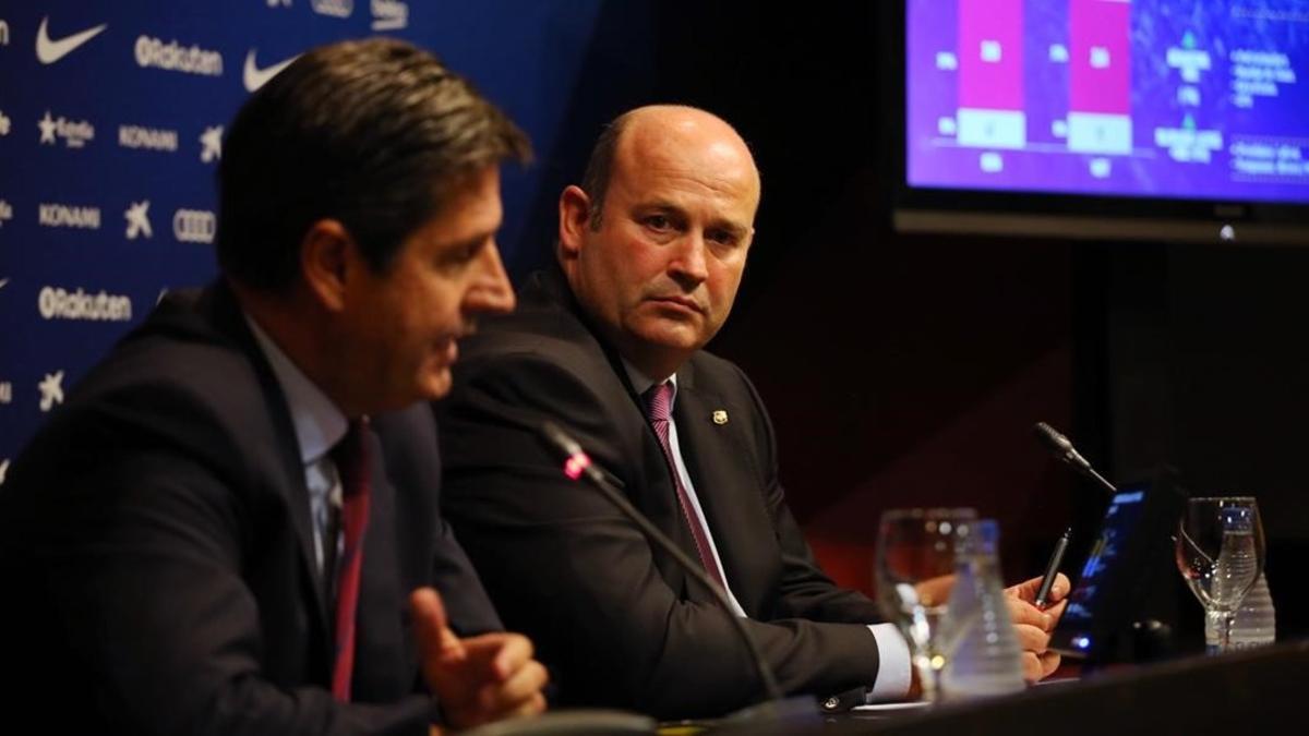 El directivo Enric Tombas y el director ejecutivo Òscar Grau presentan las cuentas del Barça en la sala de prensa del Camp Nou.