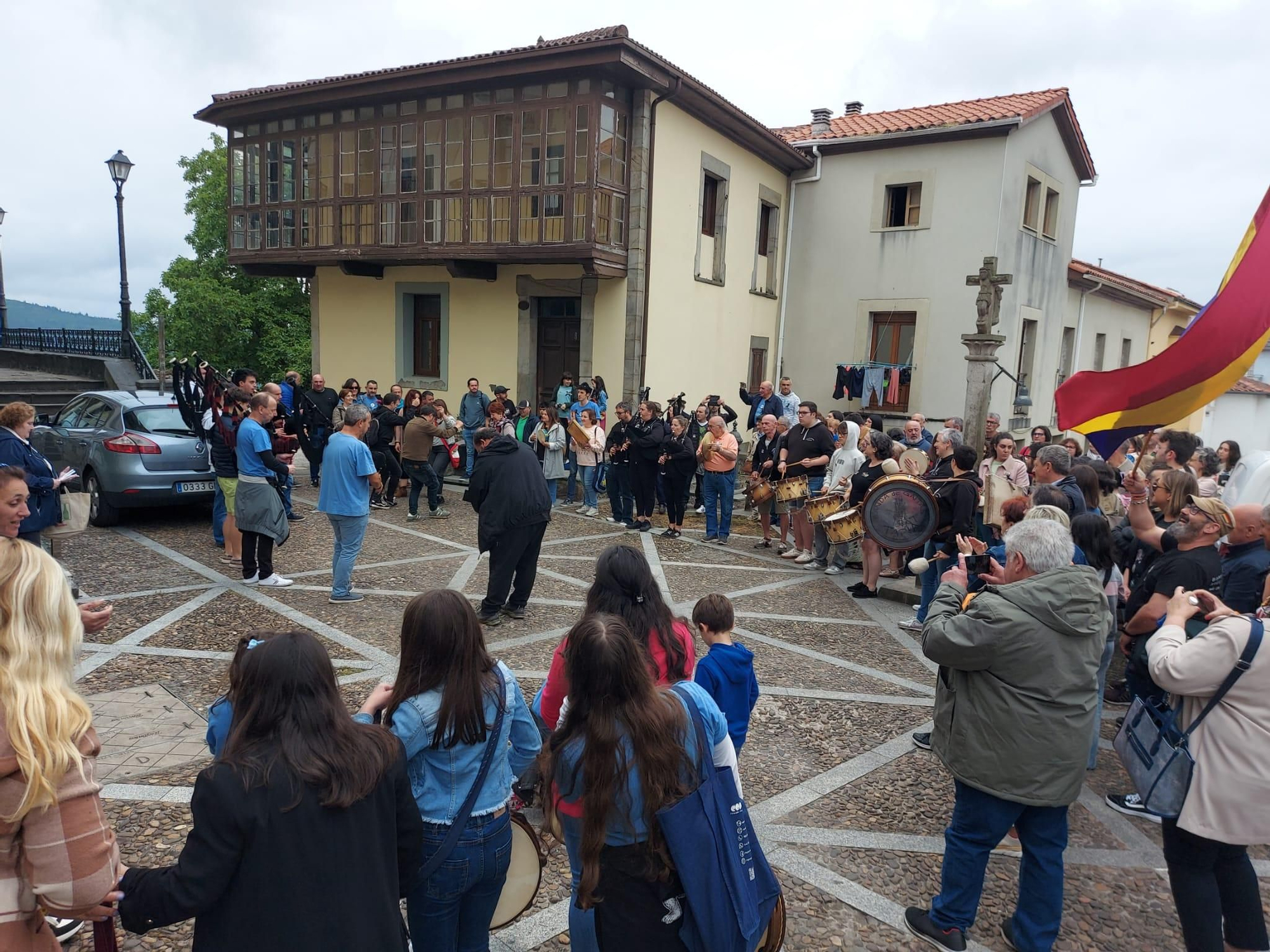 En imágenes: Así fue la manifestación contra el cierre de la Escuela de Música de Tineo