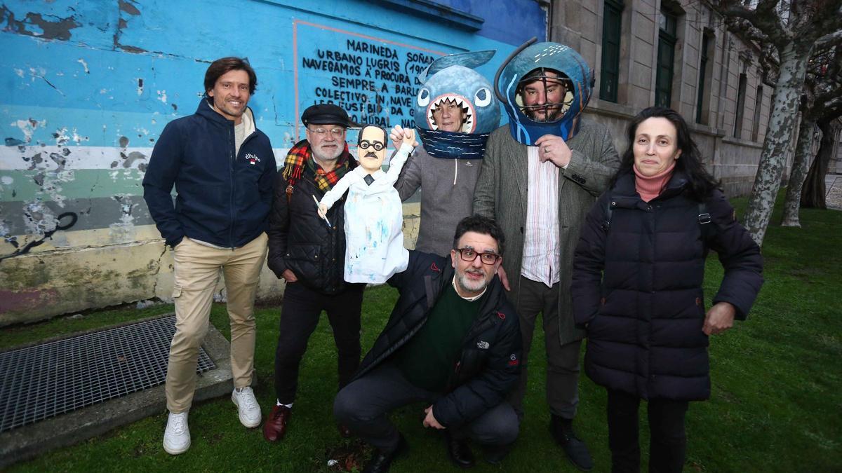 Integrantes do colectivo lugrisián In Nave Civitas, ante o mural de homenaxe na praza Pontevedra.