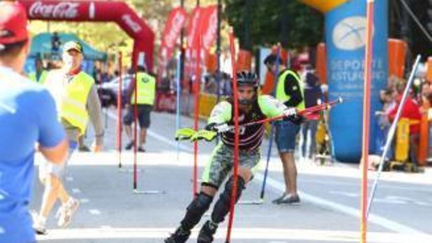 Vídeo: Una pista de eslalon en el centro de Oviedo