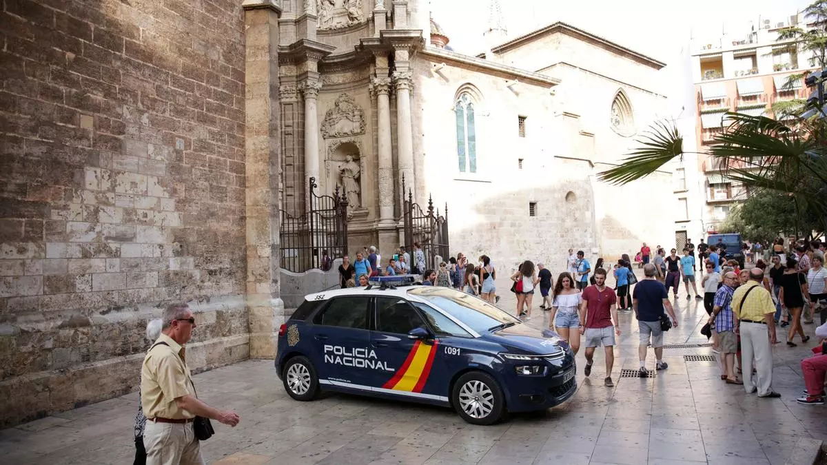 Un hombre intenta degollar a una turista de 23 años en el centro de Valencia
