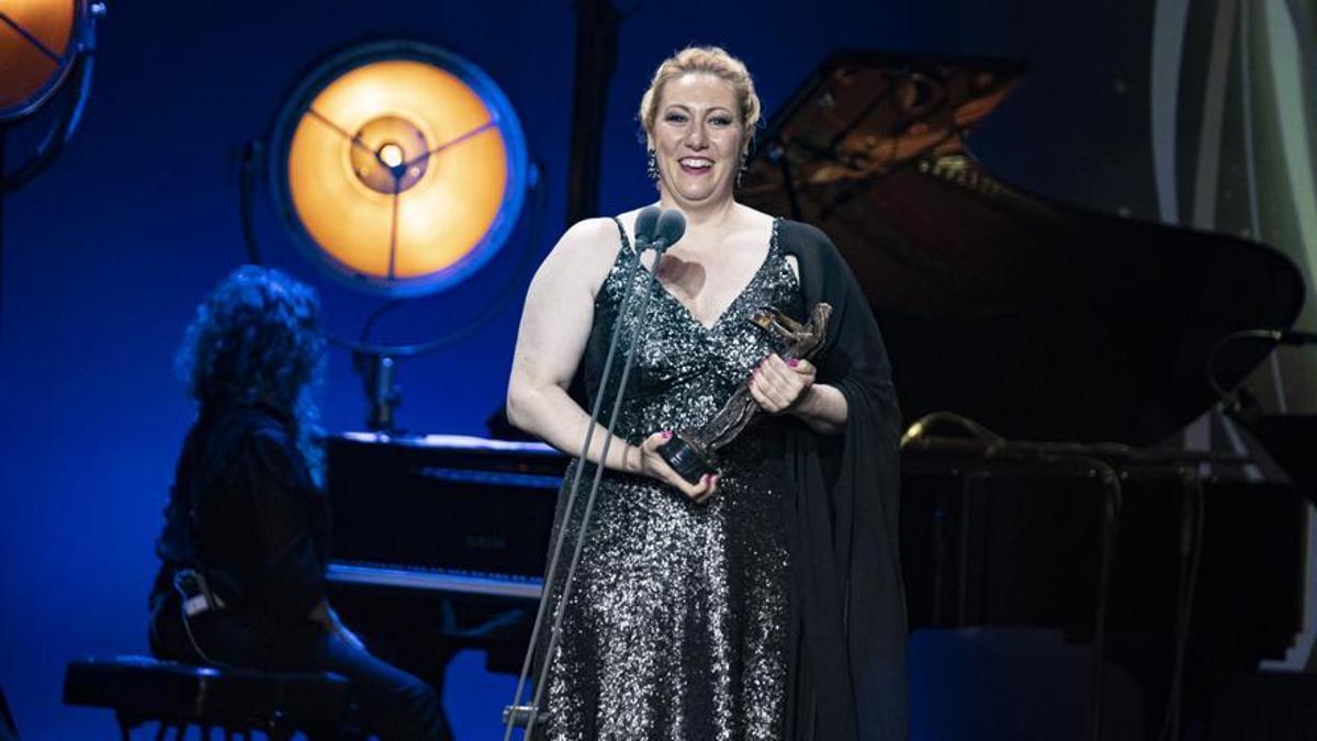 La soprano Saioa Hernández, tras recibir su premio por el Nabucco de Verdi producido por el Teatro Real.