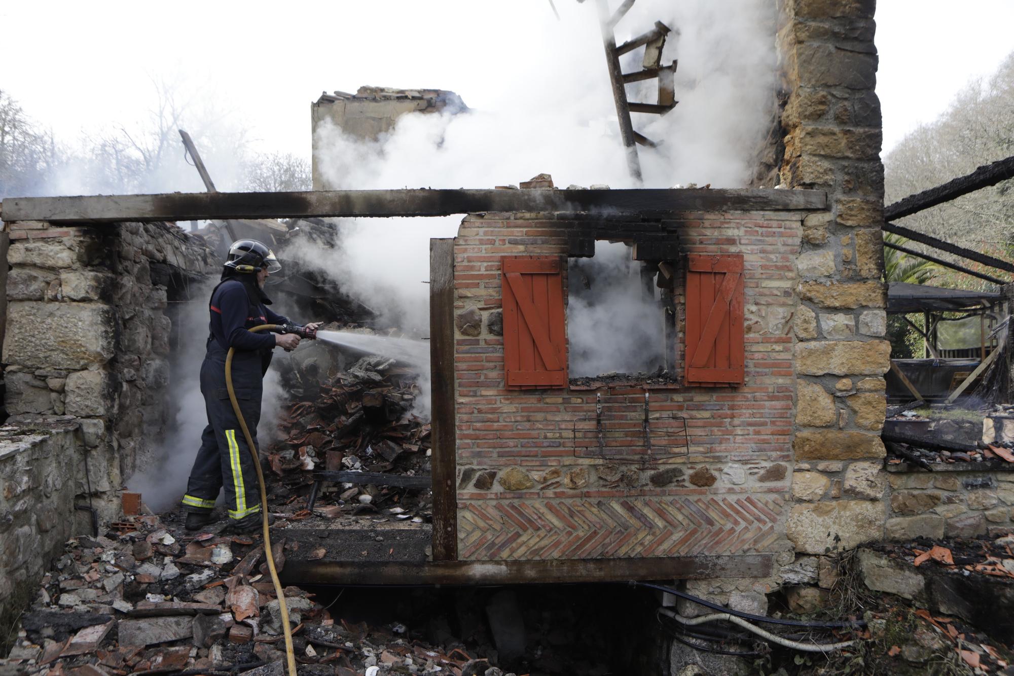 EN IMÁGENES: Las impresionantes fotografías del incendio de la casa de Piloña donde murió una mujer