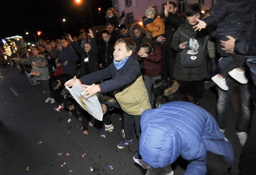 Los Reyes Magos recorren la ciudad desde O Castrillón hasta la plaza de María Pita.