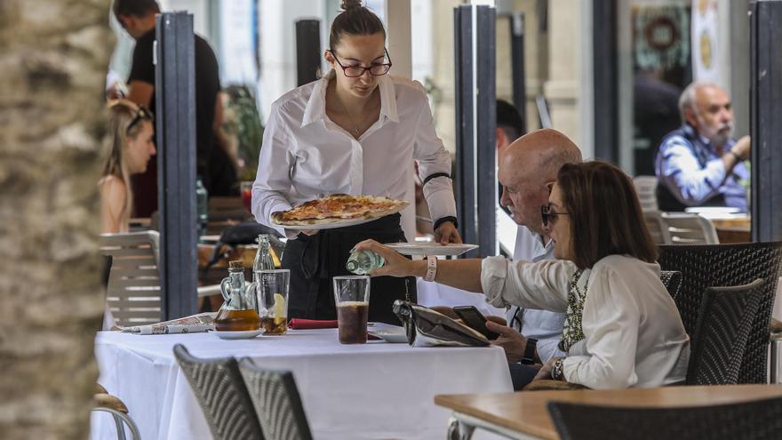 Los servicios lideran la bajada del paro de febrero en el Alto y Medio Vinalopó