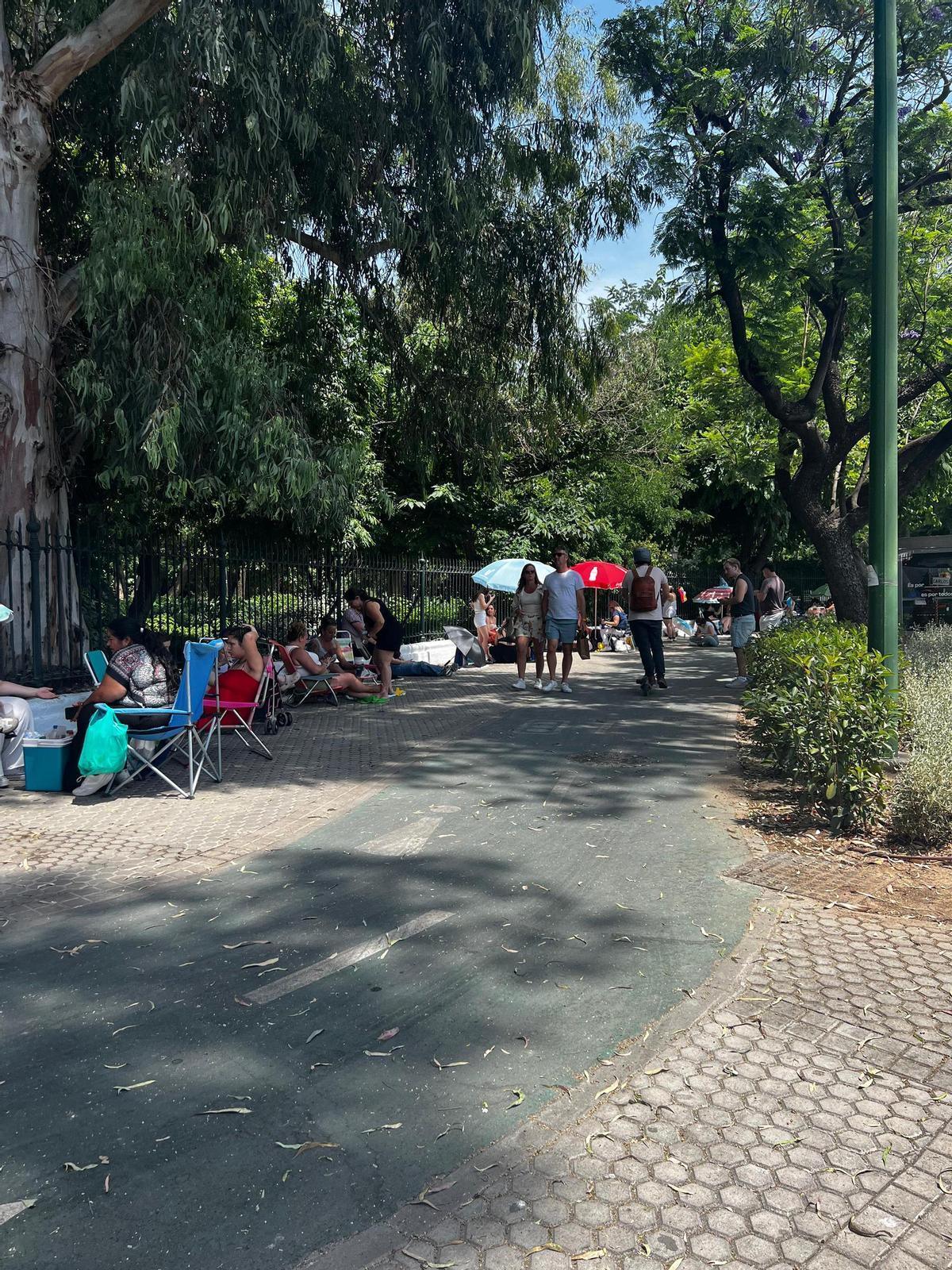 Largas colas en los alrededores de la Plaza de España por el concierto de Pablo Alborán