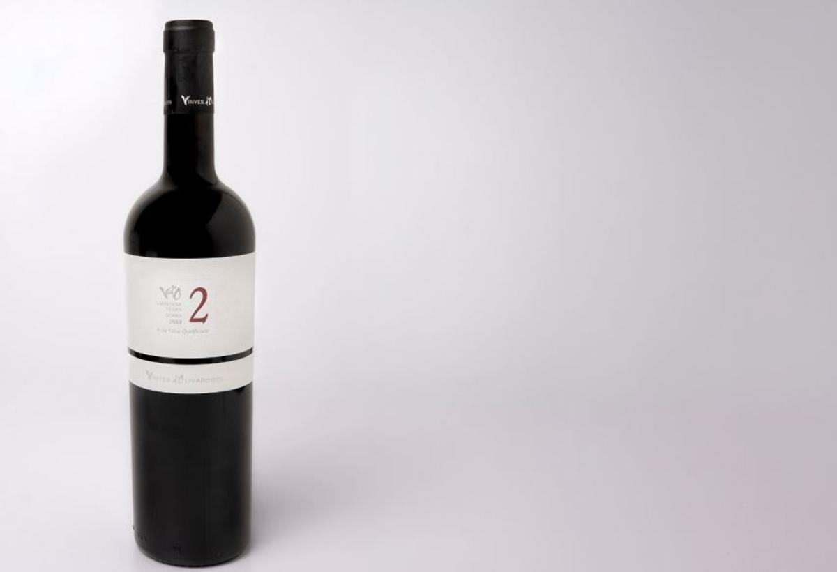 Una ampolla del vi Vd'O 2 del celler Vinyes d'Olivardots, de Capmany.