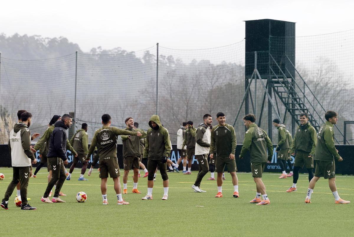 Los jugadores del Celta, ayer, entrenando excepcionalmente en el campo de hierba sintética de A Madroa
