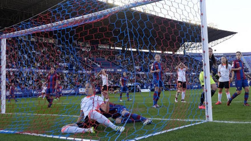 El Levante se lleva el derbi ante 8.000 espectadores