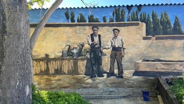 La obra recrea una escena en la que a varios vecinos del pueblo aparecen recogiendo agua.