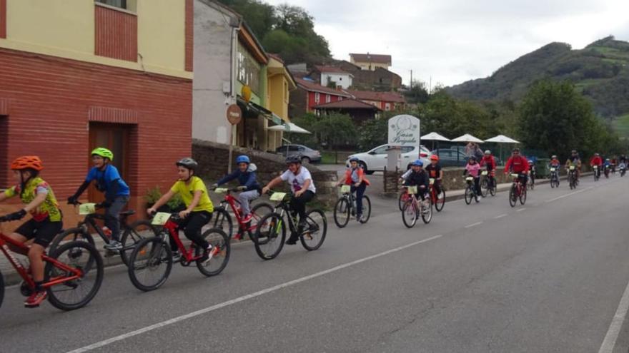 Los chavales de Aller pedalean por la vida saludable | F. DÍEZ