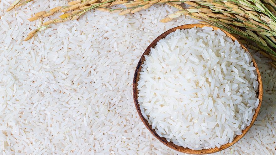 Metere arroz en el agua minera: el truco saludable que mejora el sabor
