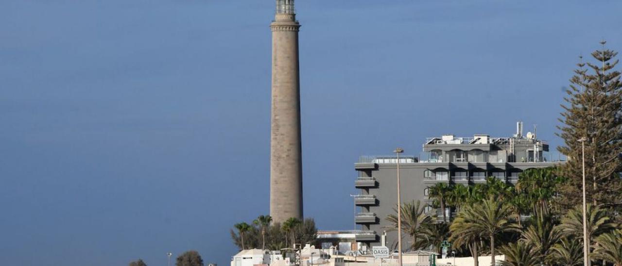 Vista de la playa y el Faro de Maspalomas.