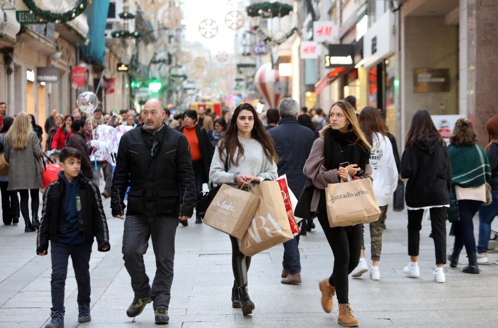 La fiebre del "Black Friday" y las luces navideñas colapsan el centro de Vigo