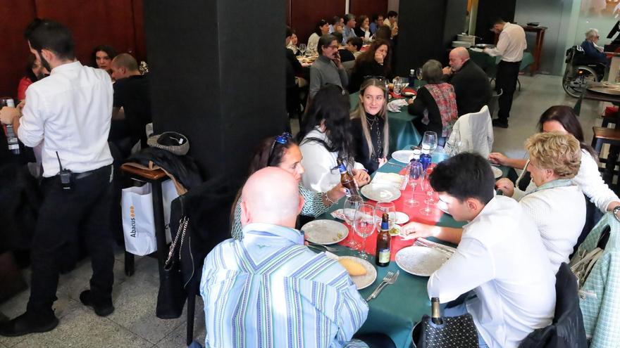 Familias disfrutan de una comida navideña en un restaurante de Castellón, el año pasado.