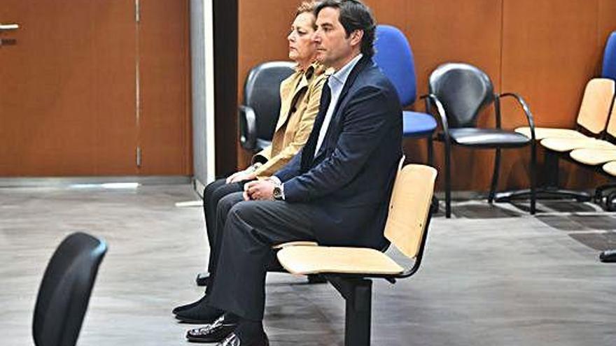 Ernesto Anido y Belia Vellón, durante el juicio.