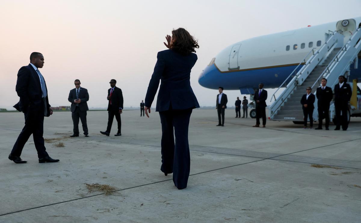 La vicepresidenta de EE. UU., Kamala Harris, se encuentra en un puesto de observación militar mientras visita la zona desmilitarizada (DMZ) que separa Corea del Norte y Corea del Sur, en Panmunjom el 29 de septiembre de 2022