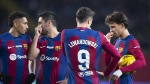 Raphinha, Gündogan, Lewandowski y João Félix analizan opciones antes de lanzar una falta durante el partido ante el Girona.