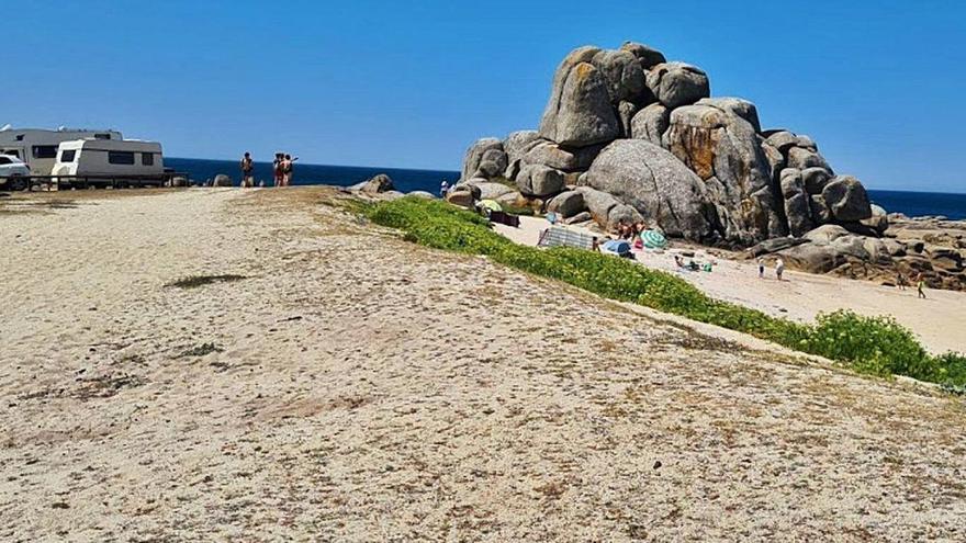 Autocaravanas estacionadas en la playa de Con Negro.