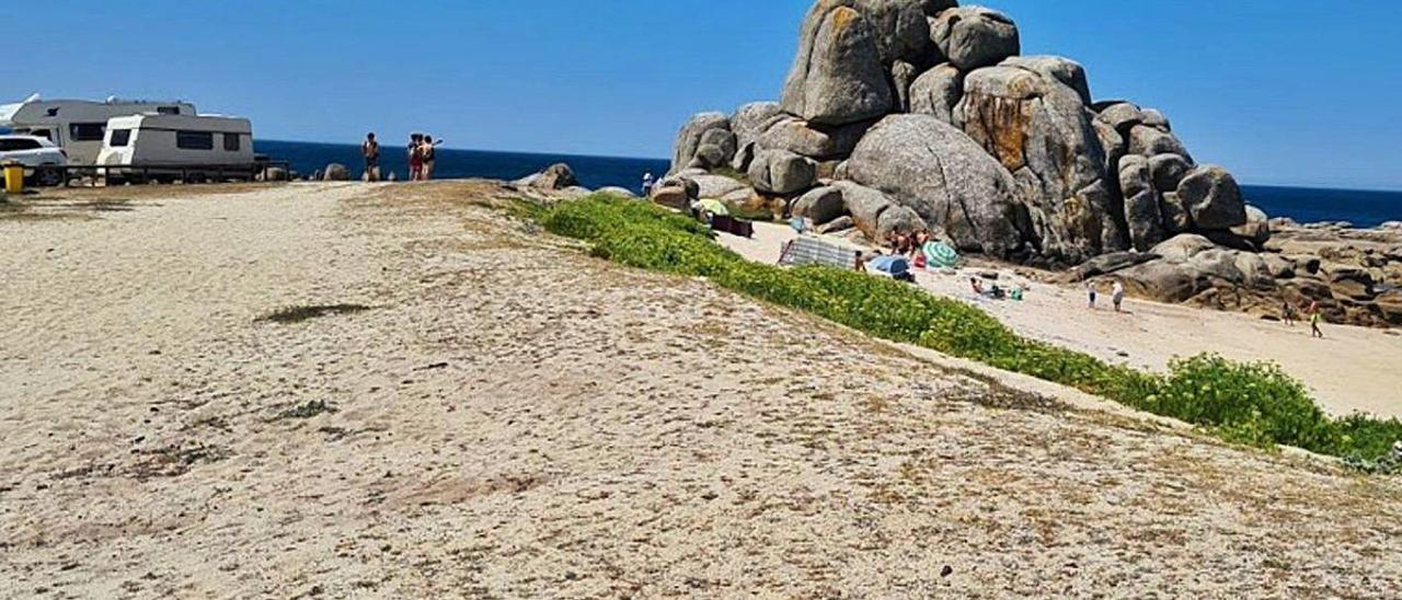 Autocaravanas estacionadas en la playa de Con Negro.