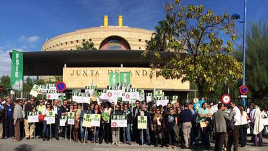 Profesores de la concertada andaluza se manifiestan ante la sede de la Consejería de Educación.