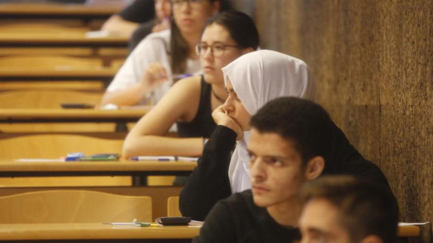 Una alumna con velo en los exámenes de la UMH