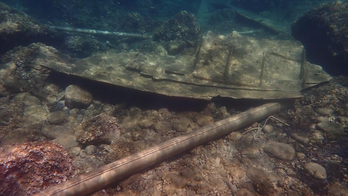 Trozos del velero hundido.