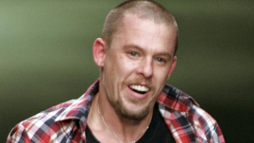 El diseñador Alexander McQueen se suicidó el 11 de febrero de 2010.