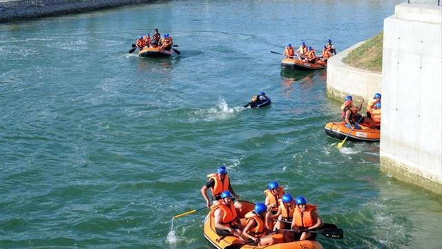 El canal de aguas bravas seguirá sin repararse y perdiendo agua
