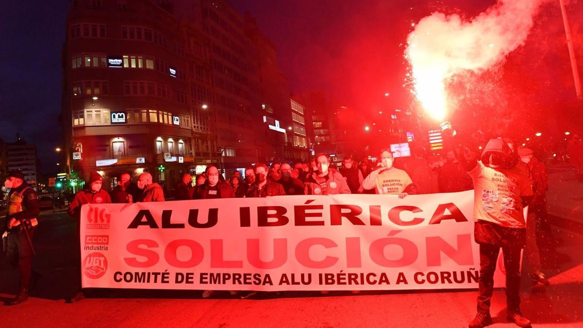 Protesta de trabajadores de Alu Ibérica, el pasado 2 de febrero frente a la Delegación del Gobierno. |   // VÍCTOR ECHAVE