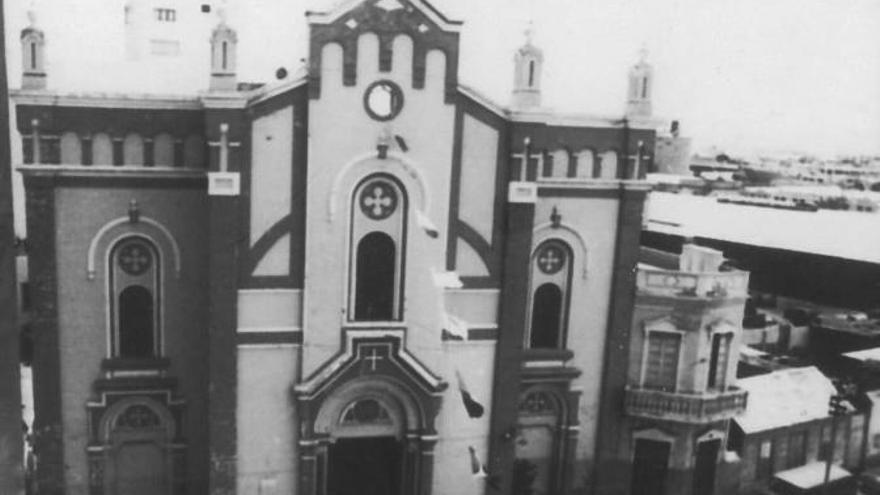 Fachada de la iglesia de La Luz antes de la reforma de 1970.