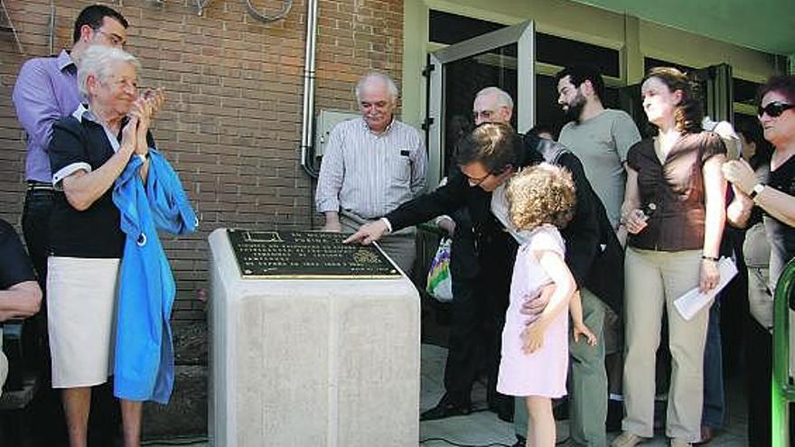 Mariano Zapico enseña la placa de homenaje a su hija Manuela en presencia de Luisa Álvarez.