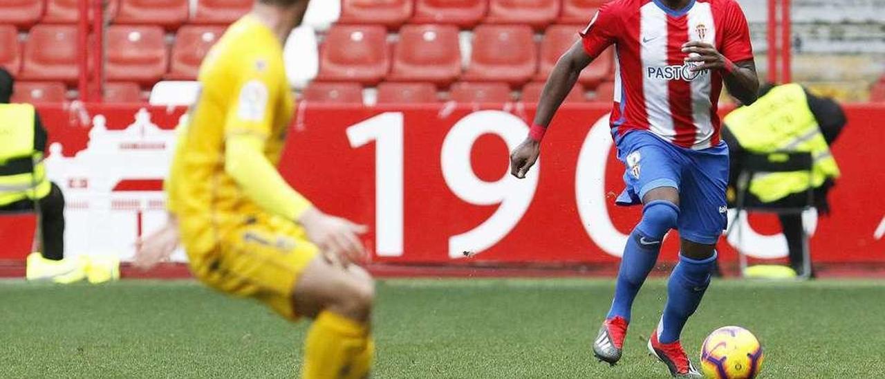 Babin sale con el balón controlado ante la presión de un jugador del Alcorcón.