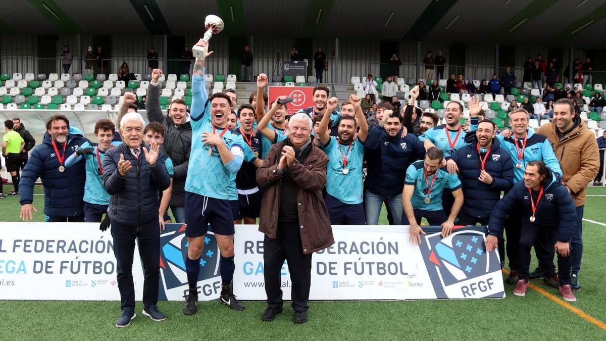 El Atlántida celebra la conquista de la Copa Vigo.