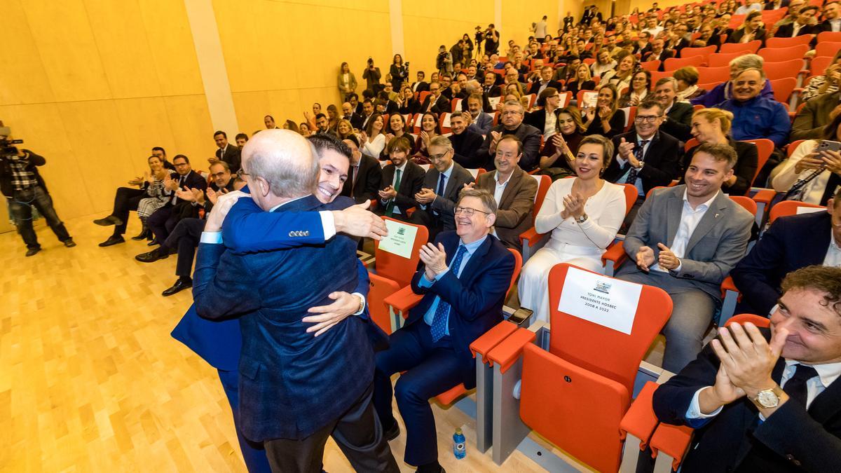 Mayor y Fuster en un momento de la asamblea de Hosbec este viernes en Benidorm.