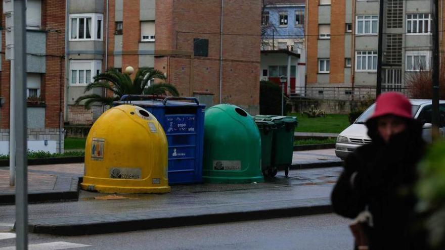 Contenedores de recogida selectiva en Luanco.