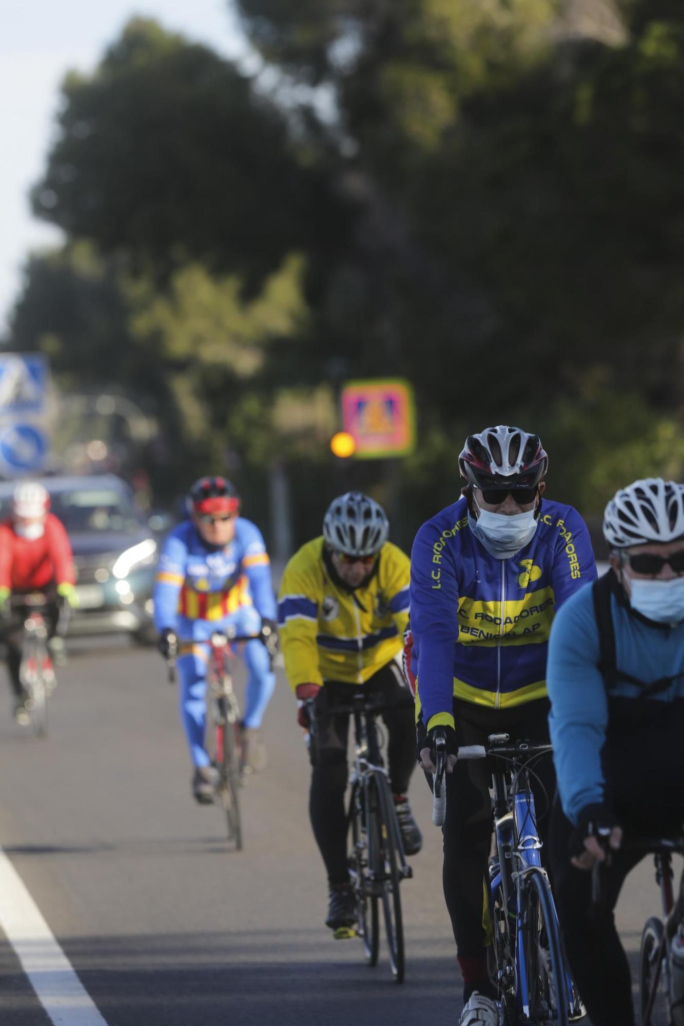 Los ciclistan abarrotan la carretera del Saler