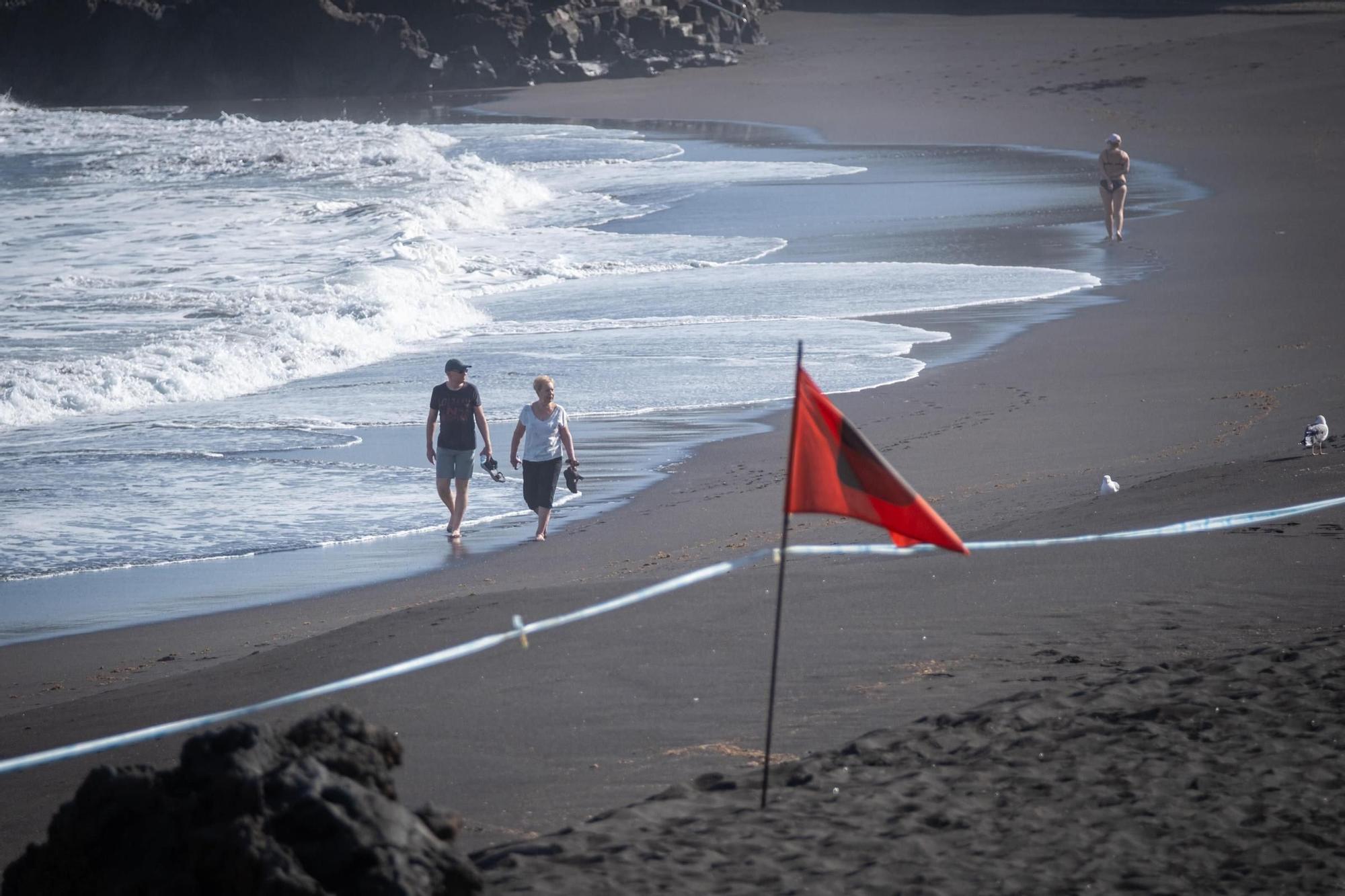 Vecinos y empresarios de Punta Brava muestran las irregularidades que han provocado el cierre de Playa Jardín